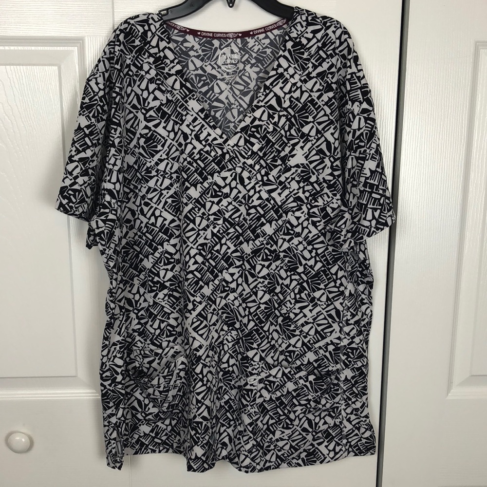 Divine Curves Stretch Black & White Print Scrub Top size 1X